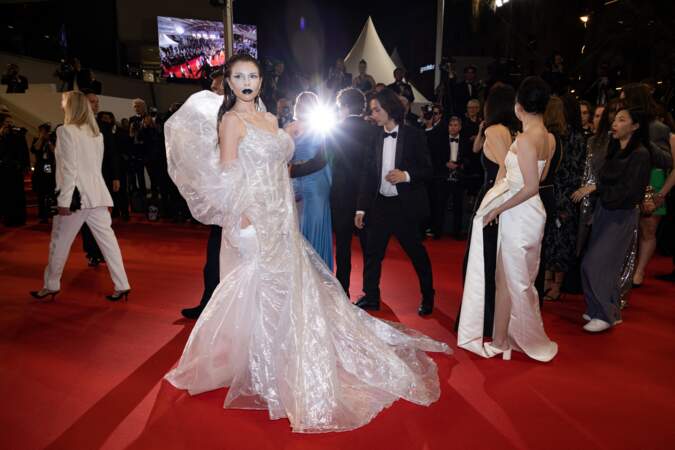 Julia Fox à la montée des marches de l'avant-première de la série The Idol au Festival de Cannes 2023.