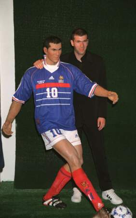Zinédine Zidane pose avec sa statue le 22 mars 1999