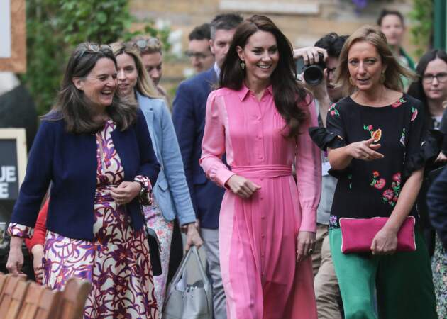Avec cette robe-chemise en soie ME+EM, Kate Middleton a rendu hommage à Elizabeth II.