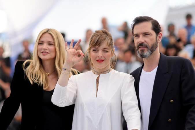 Festival de Cannes 2023 - Photocall L'amour et les forêts de Valérie Donzelli : la réalisatrice Valérie Donzelli entourée de son couple d'acteurs, Virginie Efira et Melvil Poupaud