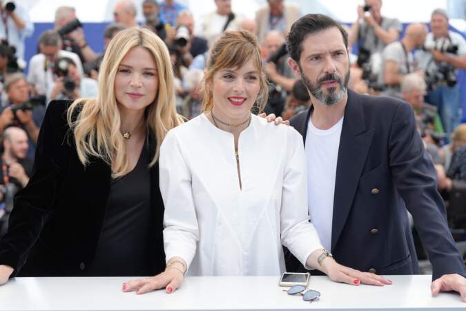 Festival de Cannes 2023 - Photocall L'amour et les forêts de Valérie Donzelli : la réalisatrice Valérie Donzelli entourée de son couple d'acteurs, Virginie Efira et Melvil Poupaud