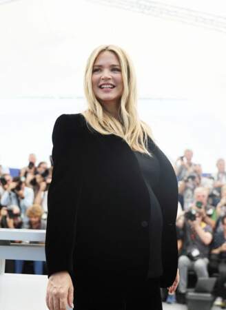 Festival de Cannes 2023 - Photocall L'amour et les forêts de Valérie Donzelli : Virginie Efira. À 46 ans, l'actrice est enceinte de son deuxième enfant (son premier avec son compagnon Niels Schneider)