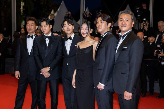 Festival de Cannes 2023 - Montée des marches du film Vers un avenir radieux : Han Jae-duk, Xa Bin Hong, Joong Ki Song, Hyoung Seo Kim et Kim Chang-Hoon