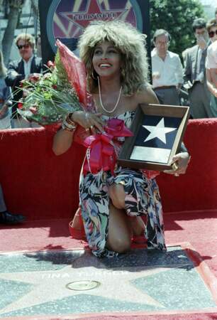 En 1986, Tina Turner inaugure son étoile sur le Hollywood Walk of Fame. Elle a 47 ans