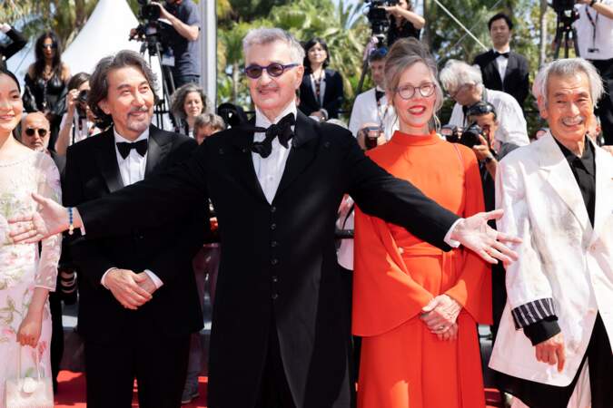 Festival de Cannes 2023 - Montée des marches du film Perfect Days de Wim Wenders : Koji Yakusho, Wim Wenders et sa femme Donata Wenders et Min Tanaka 