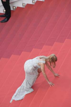 Festival de Cannes 2023 - Montée des marches du film La passion de Dodin Bouffant : Sylvie Tellier tombe sur les marches du palais des Festivals