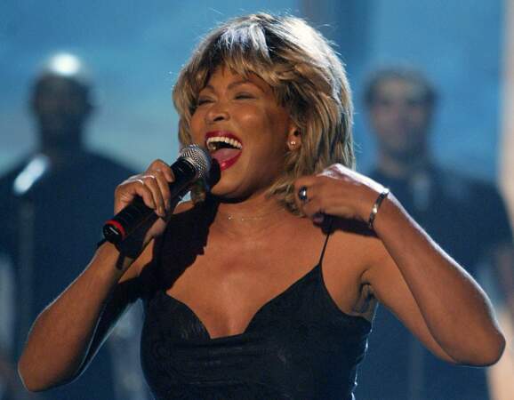 En 2004, Tina Turner sort sa dernière compilation de Greatest Hits intitulée All the Best. Elle a 65 ans