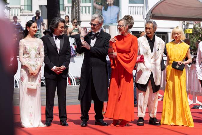 Festival de Cannes 2023 - Montée des marches du film Perfect Days de Wim Wenders : l'actrice Arisa Nakano, Koji Yakusho, Wim Wenders et sa femme Donata Wenders, Min Tanaka, Aoi Yamada
