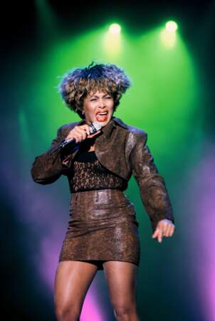 En 1991, Tina Turner sort son premier best of, intitulé Simply the Best. Elle a 53 ans