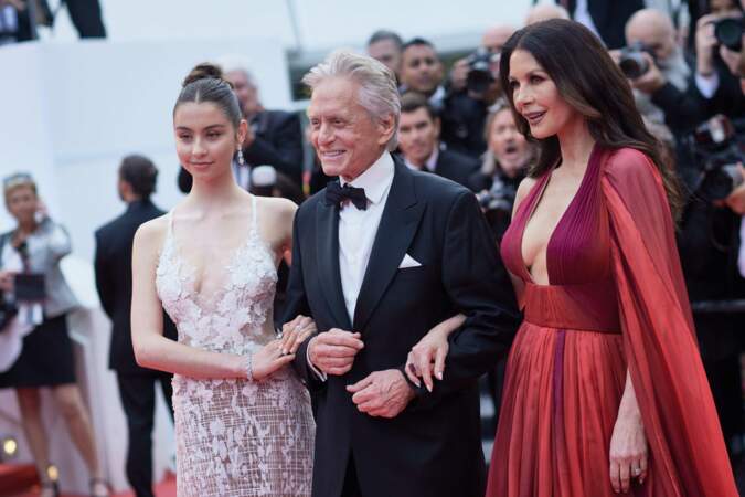 Michael Douglas, sa femme Catherine Zeta-Jones et leur fille Carys lors de la montée des marches du film Jeanne du Barry