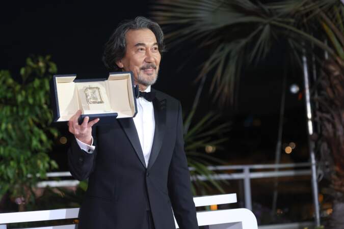 Festival de Cannes 2023 - Kōji Yakusho pose avec son prix d'interprétation masculine pour son rôle dans Perfect Days.