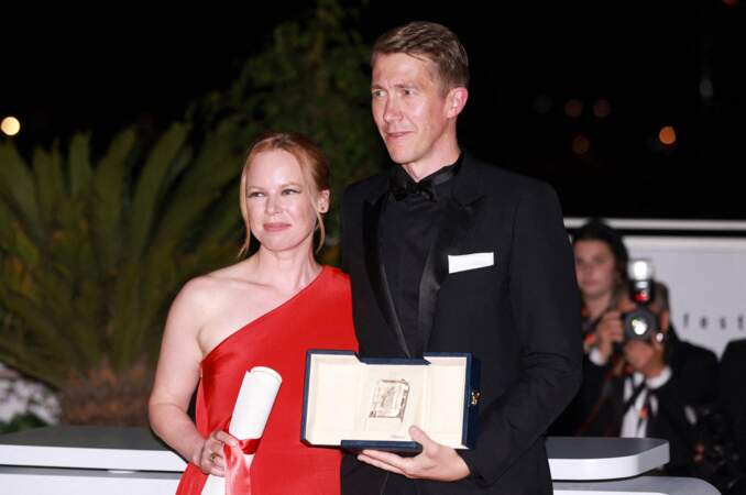 Festival de Cannes 2023 - L'actrice Alma Poysti et l'acteur Jussi Vatanen posent avec le trophée du prix du jury pour le film Fallen Leaves au nom du réalisateur finlandais Aki Kaurismaki.