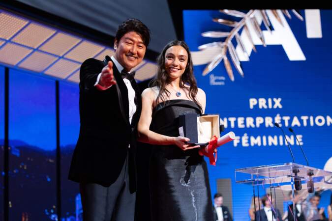 Festival de Cannes 2023 - L'acteur coréen Song Kang-ho remet le prix d’interprétation féminine à Merve Dizdar.