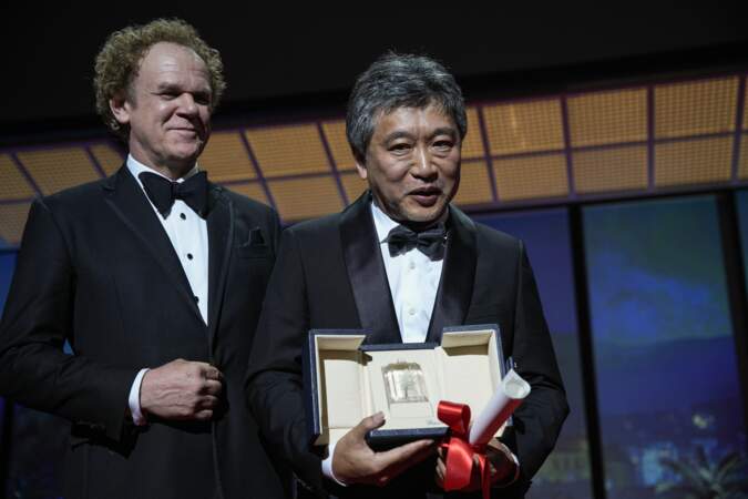 Festival de Cannes 2023 - Hirokazu Kore-eda accepte le prix du meilleur scénario, au nom de Yuji Sakamoto au coté du comédien John C. Reilly.