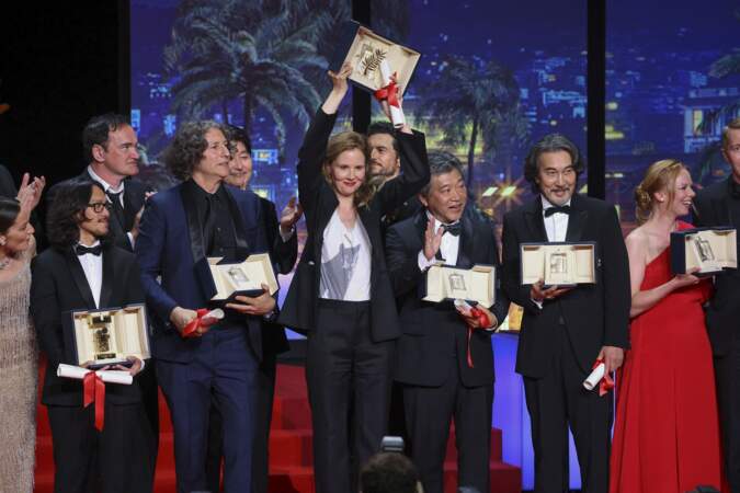 Festival de Cannes 2023 - Les laureats du Festivals de Cannes 2023 posent avec leur prix lors de la cérémonie de clôture.