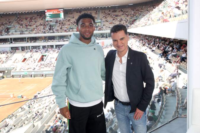 Sur le plateau de France Télévision lors des Internationaux de France de Tennis de Roland-Garros 2023, Laurent Luyat reçoit Arthur Fils qui vient de gagner le Tournoi de Lyon.