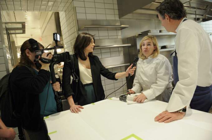 En 2010, à 43 ans, elle perd sa deuxième étoile pour son restaurant "Hélène Darroze", mais la récupère en 2021.