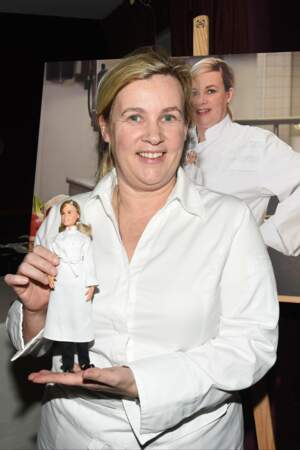 A 51 ans, Hélène Darroze reçoit une Barbie dans le cadre de son programme Shero 2018, lors de la "Soirée de remise de la Barbie".