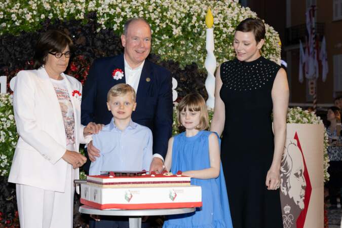 La famille princière de Monaco partage le gâteau d'anniversaire dans le cadre des commémorations du centenaire du prince Rainier III
