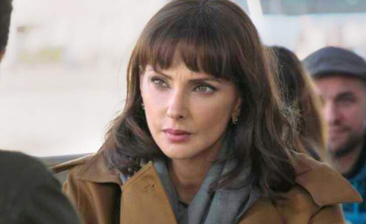 Frédérique Bel joue Angelina Brunelle, une femme machiavélique qui débarque à Sète pour récupérer une valise pleine d'argent et retrouver son ex-amant.
