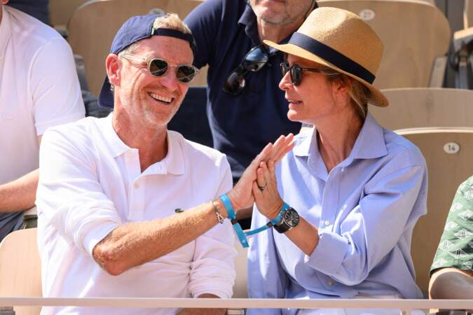 Denis et Hortense Brogniart complices en tribunes de Roland-Garros le 6 juin 2023.