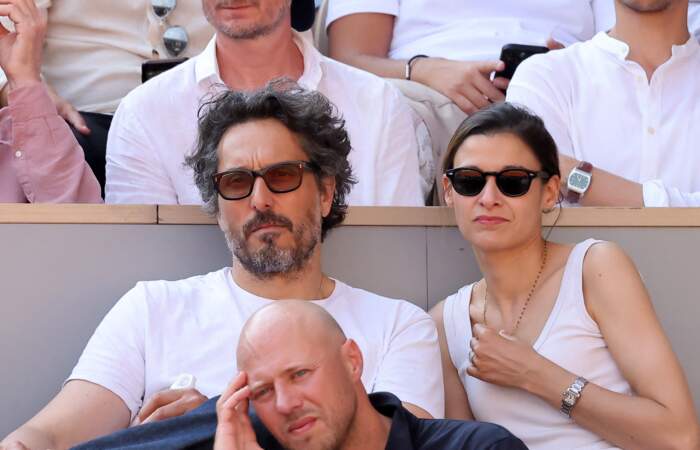 Fanny Conquy et son compagnon Vincent Elbaz en tribunes lors des Internationaux de France de tennis de Roland-Garros 2023 le 6 juin 2023.