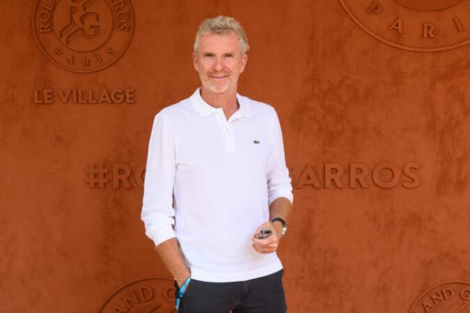 Denis Brogniart prend la pose au photocall du village de Roland-Garros.
