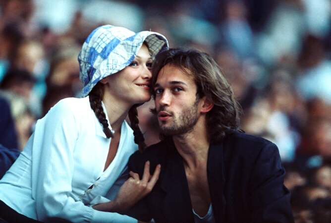 Il a ensuite été en couple avec Carla Bruni. 
Sur cette photo prise en 1993 au concert de Johnny Hallyday organisé pour les 50 ans du chanteur, Vincent Perez a 29 ans.