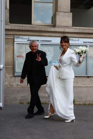 Photo : Claude Lelouch et Valérie Perrin - Mariage de Claude Lelouch à la  mairie du 18ème à Paris. Le 17 juin 2023. ©Agence / Bestimage - Purepeople