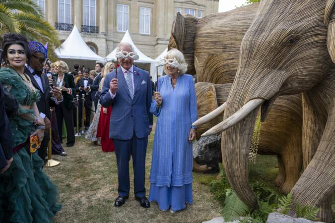 Le roi et la reine ont arboré de jolis masques blancs devant de sublimes sculptures d'éléphants.