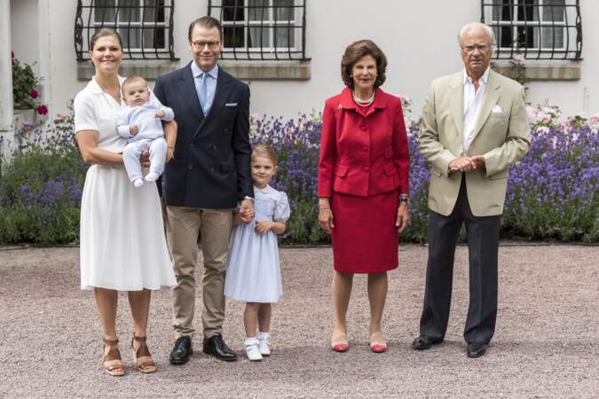 La reine Silvia, le prince Daniel, la princesse Estelle, la princesse Victoria, le prince Oscar et le roi Carl Gustav.