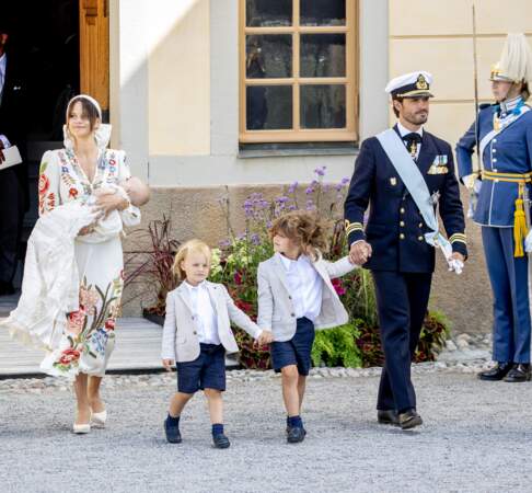 La famille royale suédoise au baptême du prince Julian, duc de Halland, au château de Drottningholm sur l'île de Lovön à Ekero en Suède.