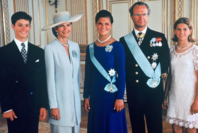 Ensemble ils ont trois enfants : la princesse héritière Victoria, née en 1977, le prince Carl Philip, né en 1979, et la princesse Madeleine, née en 1982. 