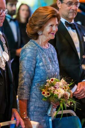 Pendant ce temps, la reine Silvia de Suède assiste à la remise du prix depuis le public