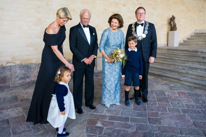 La reine Silvia de Suède rejoint le roi Carl Gustaf pour prendre une photo officielle