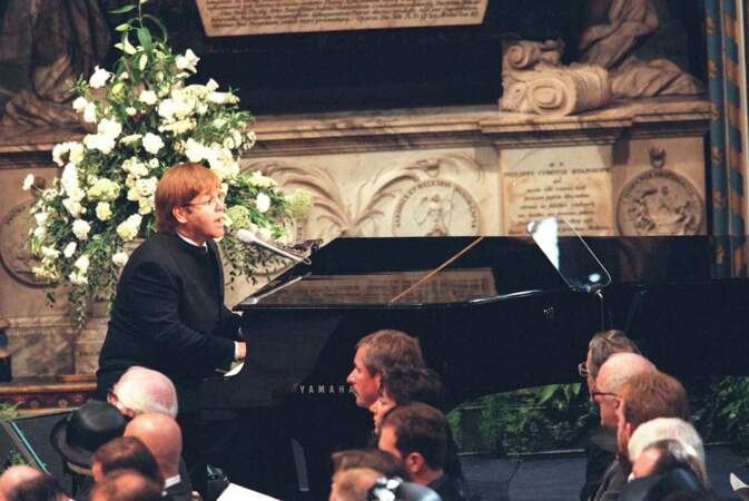 Pendant le service, Elton John a chanté Candle in the Wind qui avait été réécrit en hommage à Diana.