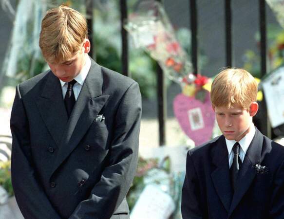 Le prince William, avait 14 ans au moment des faits, alors que le prince Harry devait se passer de sa maman à seulement 12 ans.