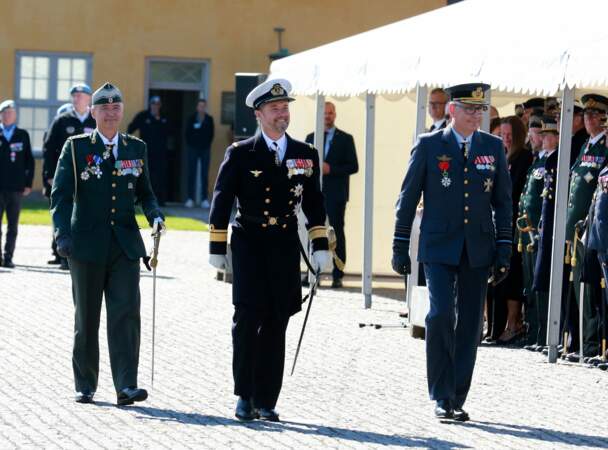 Le prince héritier fait son arrivée sur la place du palais de Christiansborg.