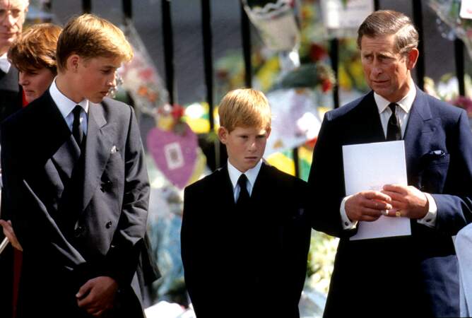 Les princes William et Harry se tiennent aux côtés de leur père, le prince Charles, lors des funérailles de la princesse Diana.