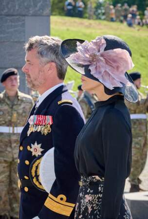 La princesse Mary et le prince observent le monument en hommage aux soldats Danois.