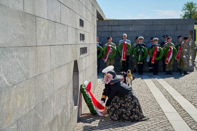 Mary et Frederik de Danemark déposent une couronne de fleurs au Monument pour l’effort international du Danemark depuis 1948. 