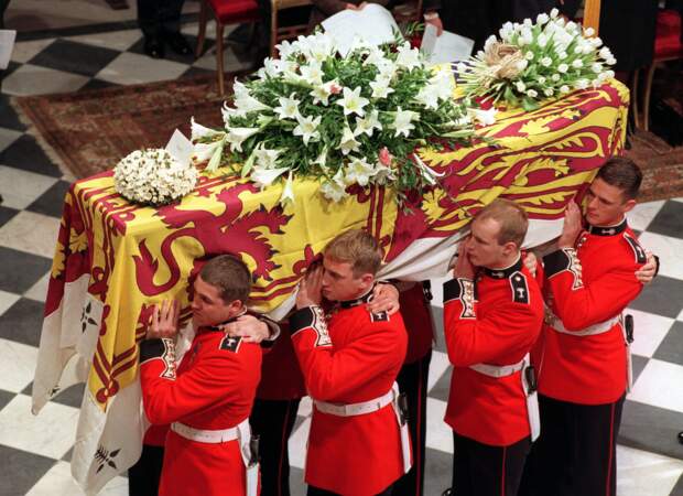 Le cercueil de Diana, princesse de Galles, est transporté à l'intérieur de l'abbaye de Westminster. La cérémonie s'est ouverte à 11 heures.