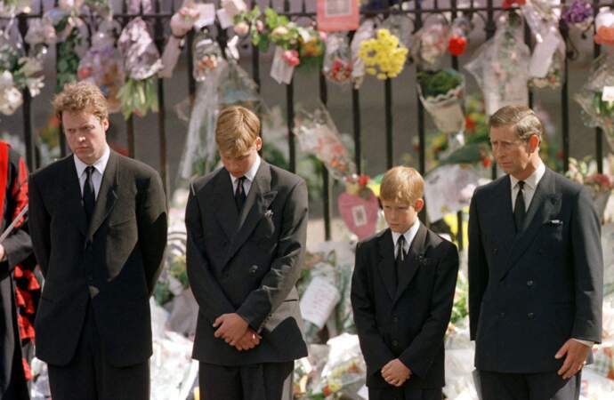Le prince Charles, le comte Spencer, le prince Harry et le prince William marchent lentement et le coeur brisé derrière le cortège funèbre de Diana, la princesse de Galles, à l'abbaye de Westminster, à Londres.