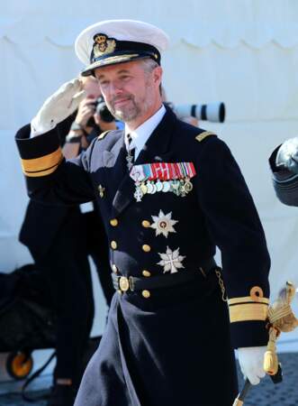 Le prince héritier Frederik de Danemark salue une nouvelle fois ses troupes.