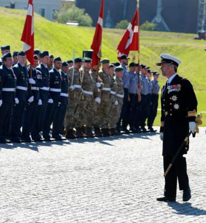 Le prince héritier Frederik de Danemark salue les troupes.