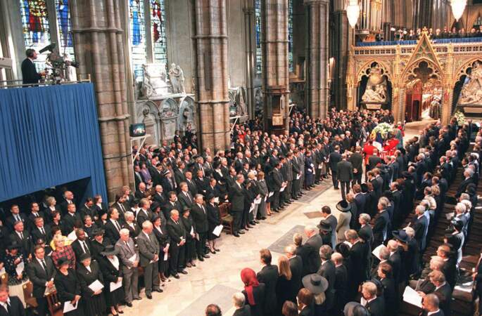La famille royale a déposé des couronnes à côté du cercueil de Diana en présence des anciens premiers ministres britanniques John Major, Margaret Thatcher, James Callaghan, Edward Heath, et de l'ancien député conservateur Winston Churchill, Sir Winston Churchill.