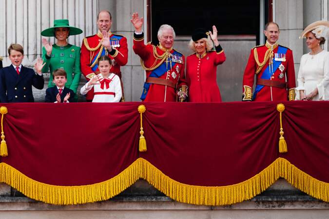 Le prince George, le prince Louis, la princesse de Galles, le prince de Galles, la princesse Charlotte, le roi Charles III, la reine Camilla, le duc et la duchesse d'Édimbourg sur le balcon du palais de Buckingham, à Londres, pour assister au défilé aérien qui a suivi la cérémonie du drapeau dans le centre de Londres, alors que le roi Charles III célèbre son premier anniversaire officiel depuis qu'il est devenu souverain. 