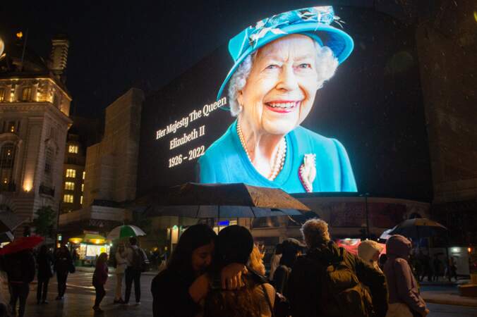 Hommages devant le palais de Buckingham et dans les rues de Londres, à la suite de l'annonce du décès de la reine Elisabeth II 