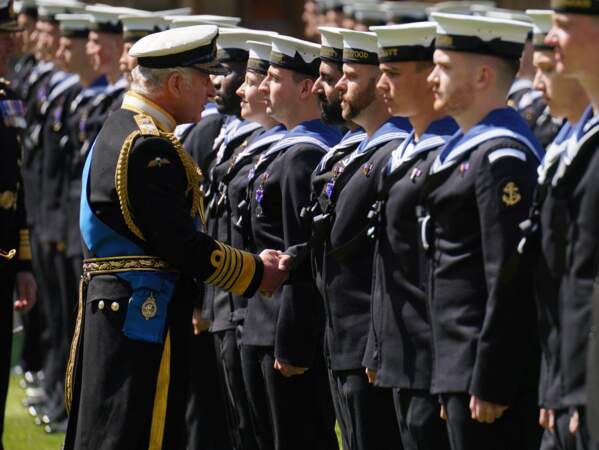 Le roi Charles III décore des membres de la Royal Navy avec l'Ordre victorien royal, dans le quadrilatère du château de Windsor, le 30 mai 2023, pour leur rôle dans le cortège funéraire de la reine Elizabeth II.