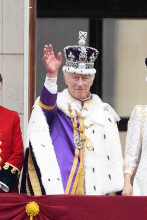 Le roi Charles III pose sur le balcon du palais de Buckingham, à Londres, après le couronnement.